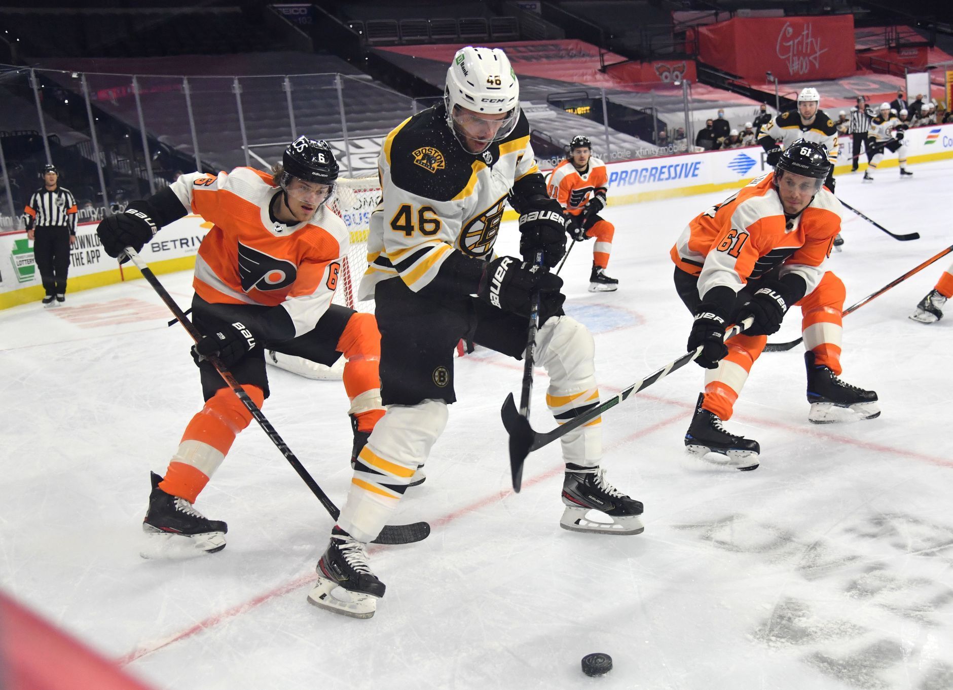 NHL: Boston Bruins at Philadelphia Flyers: David Krejčí, Travis Sanheim a Justin Braun