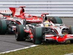 Lewis Hamilton najel do první zatáčky příliš rychle a musel vyjet až na trávu.