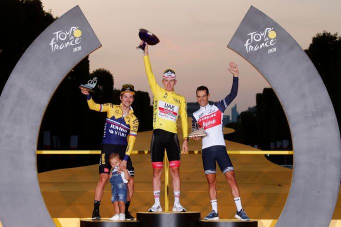 Ceremoniál po Tour de France 2020: Primož Roglič, Tadej Pogačar a Richie Porte.