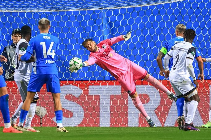 Amir Saipi z Lugana zasahuje proti pokusu domácích fotbalistů