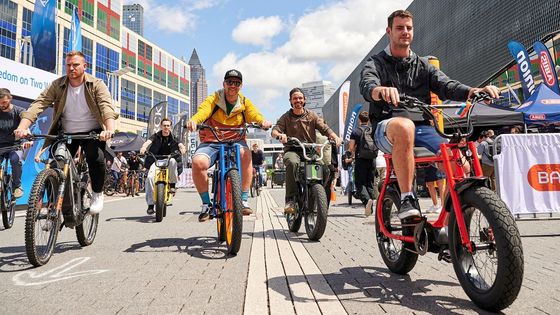 Cyklistické hity roku: lehká elektrokola, zpětné zrcátko v mobilu, blinkry v helmě