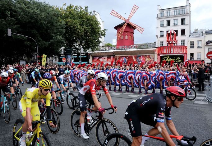 Dojezd do cíle nedělní etapy