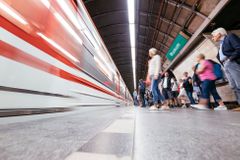 Cestující v pražském metru omezí výluky. Linky C a A čeká hned několik oprav