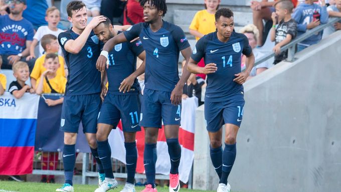 Fotbalisté Anglie se radují z vítězného gólu Nathana Redmonda.