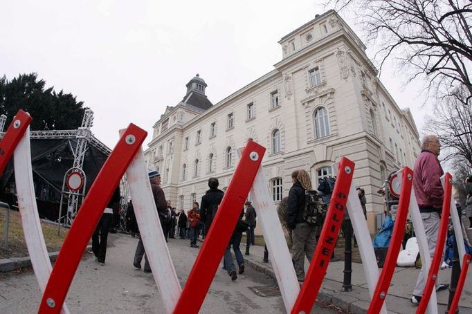 Policie uzavřela oblast kolem soudní budovy.