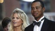 Tiger Woods s manželkou Elin Nodergrenovou. Idylický obrázek fungující rodiny rozmetala zpráva o nevěře Tigera Woodse. Fenomenální golfista v zoufalé snaze zachránit manželství přerušil v prosinci sportovní kariéru.