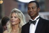 Tiger Woods s manželkou Elin Nodergrenovou. Idylický obrázek fungující rodiny rozmetala zpráva o nevěře Tigera Woodse. Fenomenální golfista v zoufalé snaze zachránit manželství přerušil v prosinci sportovní kariéru.