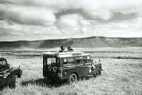 Dále než do spřátelených zemí Československa mohli pouze vyvolení. Tento snímek například zachycuje zájezd na safari Ngorongoro v Tanzanii v roce 1965.