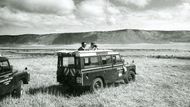 Dále než do spřátelených zemí Československa mohli pouze vyvolení. Tento snímek například zachycuje zájezd na safari Ngorongoro v Tanzanii v roce 1965.