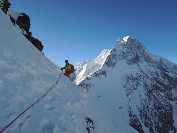 Tomáš Petreček leze na K2 (traverz při cestě z C1 do C2)