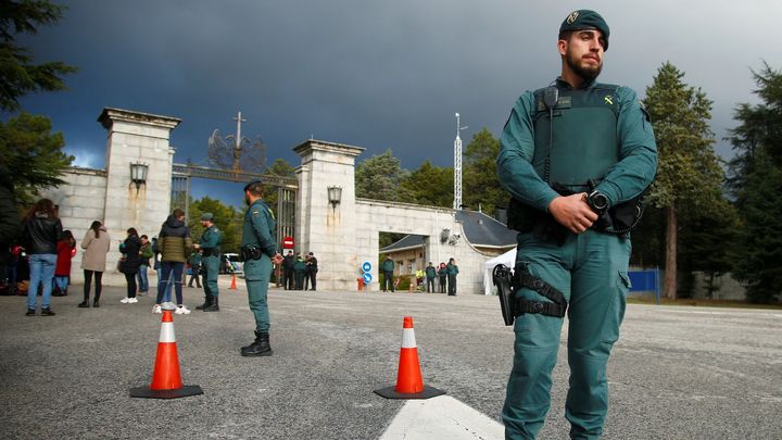 Přísný režim a zákaz focení. Začala exhumace ostatků španělského diktátora Franka