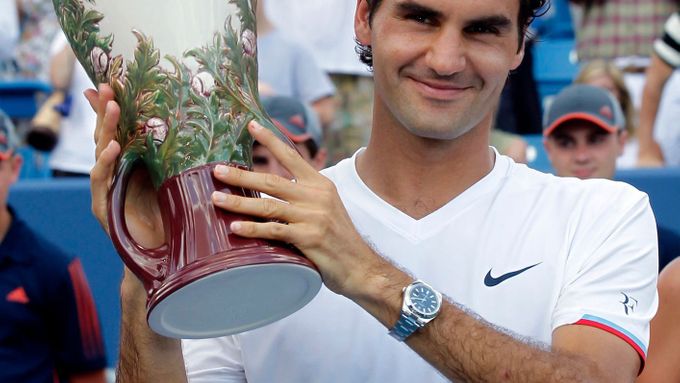 Roger Federer s vítěznou trofejí na turnaji v Cincinnati