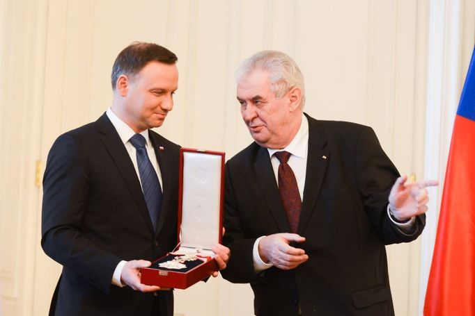 Miloš Zeman a Andrzej Duda při předávání vyznamenání.