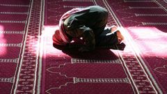 Muslim během modlitby