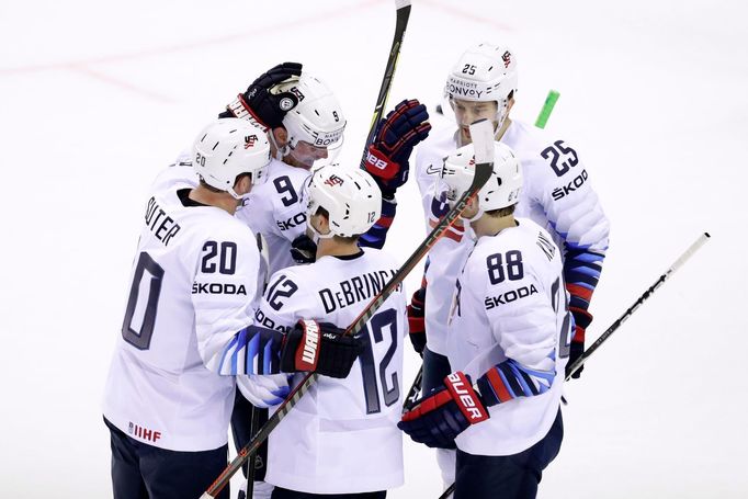 Alex DeBrincat slaví gól na 1:1 v zápase Slovensko - USA na MS 2019