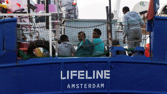 Loď nevládní organizace Lifeline, která veze přes 200 migrantů.