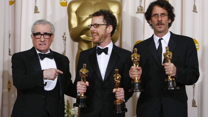 Martin Scorsese tím že uděloval cenu za režii doslova předal zlatou štafetu mladším kolegům, bratrům Coenům .