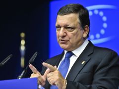 Šéf Evropské komise Barroso věří, že evropské bondy, fiskální pakt, ESM a daň z finančních transakcí euro zachrání.