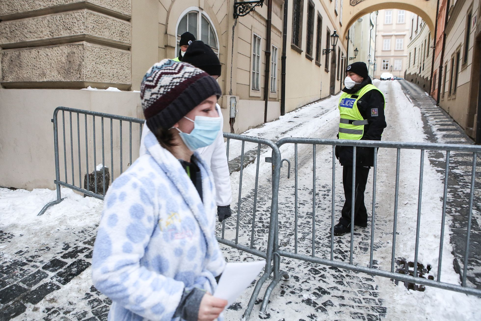 Protest studentů v županech za návrat do škol a podporu petice Nesmíme obětovat děti, 11. únor 2021