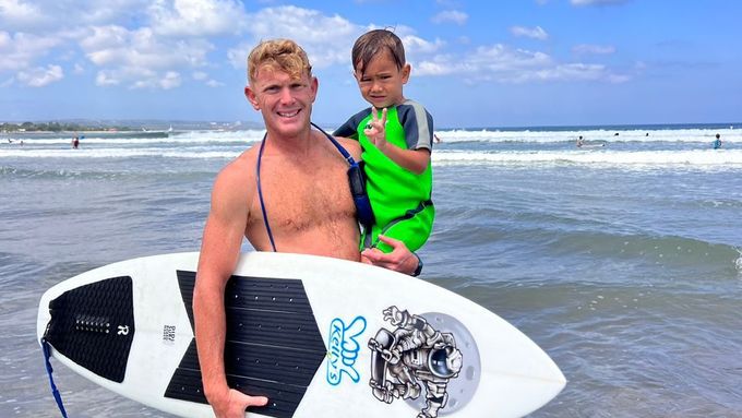 Český surfař Petr Novotný a jeho syn Kelly.