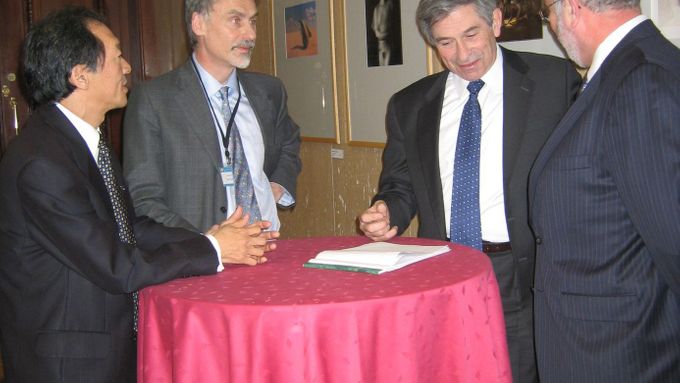 Prezident Světové banky Paul Wolfowitz (vlevo) a výkonný ředitel Gino Alzetta (vpravo)