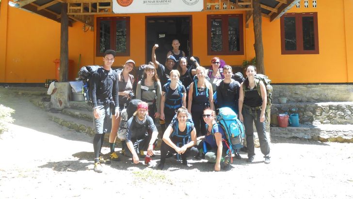 Skupina dobrovolníku u Tygřího domu - výchozí bod před džunglí