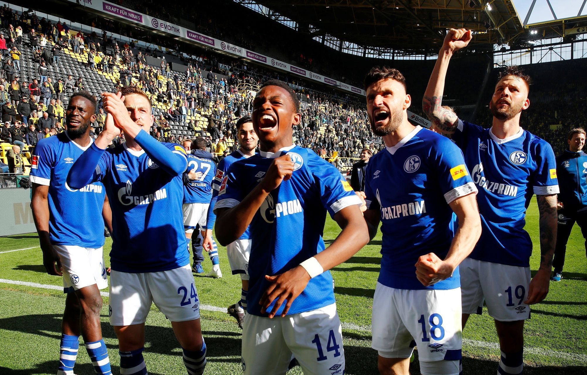 31. kolo německé fotbalové ligy, Dortmund - Schalke: Fotbalisté Schalke oslavují vítězství 4:2.