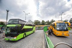 Zelené autobusy proti žlutým. Otestovali jsme, jak FlixBus po roce konkuruje Jančurovi