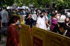 Obyvatelé Wu-chanu stojí ve frontě na testy na koronavirus. Místní úřady chtějí otestovat všech 11 milionů obyvatel.