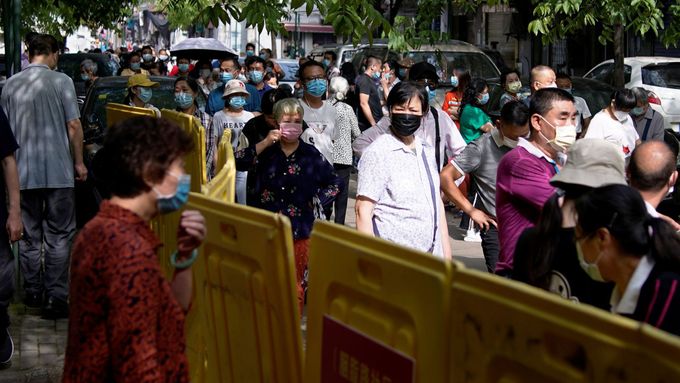 Obyvatelé Wu-chanu stojí ve frontě na testy na koronavirus. Místní úřady chtějí otestovat všech 11 milionů obyvatel.