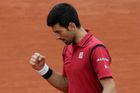 Djokovič je počtvrté ve finále French Open, o první titul si zahraje s Murraym