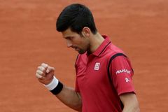 Djokovič je počtvrté ve finále French Open, o první titul si zahraje s Murraym