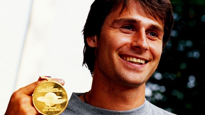 Jan Železný se zlatou medailí z MS 1993 ve Stuttgartu