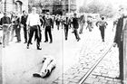 Obrazem: Brutální potlačení protestů v srpnu 1969. Stát odškodní oběti násilí