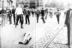 Obrazem: Brutální potlačení protestů v srpnu 1969. Stát odškodní oběti násilí