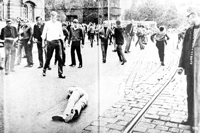 Fotoreprodukce dobového policejního vyšetřovacího spisu k srpnovým událostem v roce 1969.