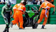 Randy de Puniet odchází od své Kawasaki po pádu v úvodu závodu v Misanu.