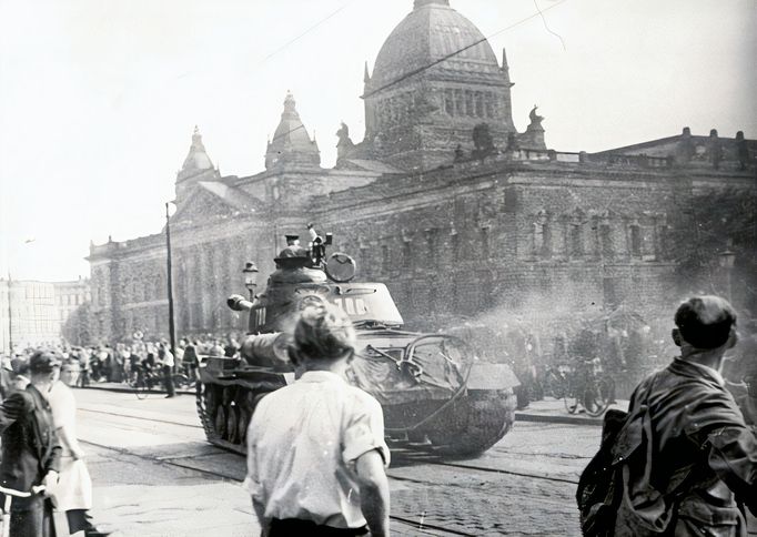 Fotografie sovětského tanku . Záběr z povstání 17. června 1953 ve Východním Berlíně.