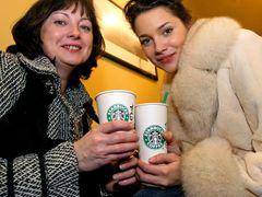 Firma Starbucks se snaží k zákazníkům přistupovat osobitě. U obsluhovacího pultu dostane každý kávu do jménem označeného hrníčku nebo kelímku. Stejně jako paní Irena a slečna Irena.