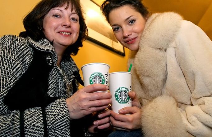 Firma Starbucks se snaží k zákazníkům přistupovat osobitě. U obsluhovacího pultu dostane každý kávu do jménem označeného hrníčku nebo kelímku. Stejně jako paní Irena a slečna Irena.