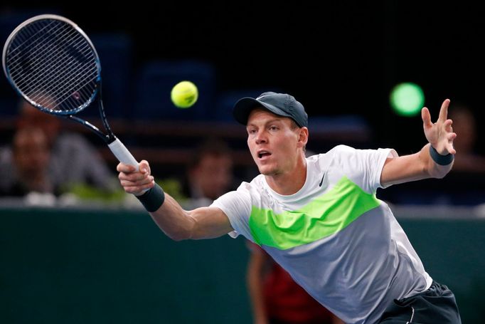 Český tenista Tomáš Berdych ve čtvrtfinále paříšského Masters 2012 v utkání proti Francouzi Gillesu Simonovi.