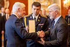 Bill Clinton obdržel na Hradě Řád TGM. Ocenil českou pomoc Ukrajině