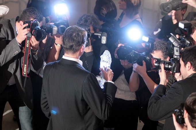 Jan Svěrák pózuje s Českým lvem fotografům. Získal ho za nejlepší režii svého filmu Vratné lahve.