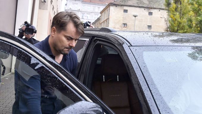 Lobbista Marek Dalík opouští po dvou a půl roce 18. listopadu 2019 vězení ve Znojmě, v němž byl za podvod při nákupu obrněných transportérů Pandur.