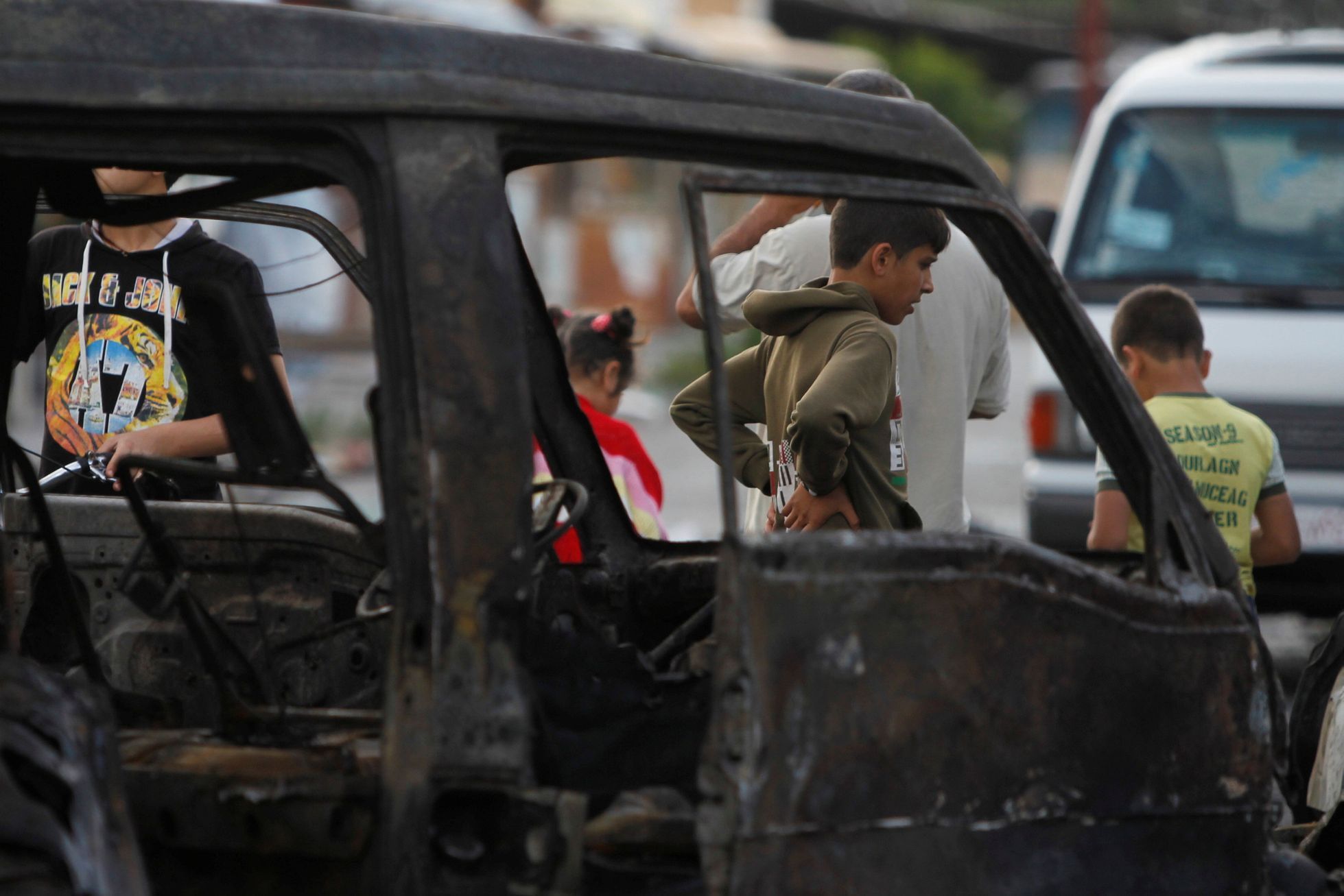 Ohořelý vrak auta po výbuchu ve městě Džabla.
