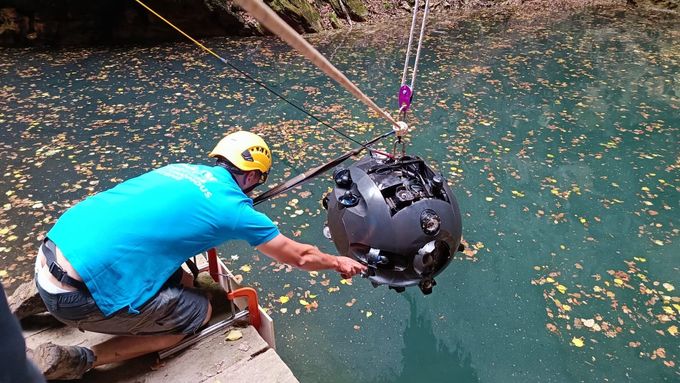 Podvodní robot se 1. srpna 2022 dostal ještě o 46 metrů hlouběji a zastavil se ve 450 metrech.