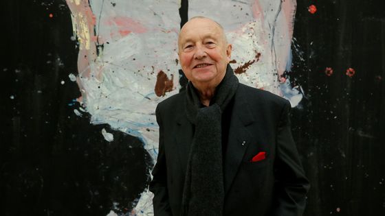 Georg Baselitz při zahájení výstavy pózuje před letošním plátnem Avignon ade.