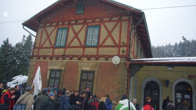 Za zachování historické budovy orlickoústeckého nádraží se v zimě 2009 demonstrovalo