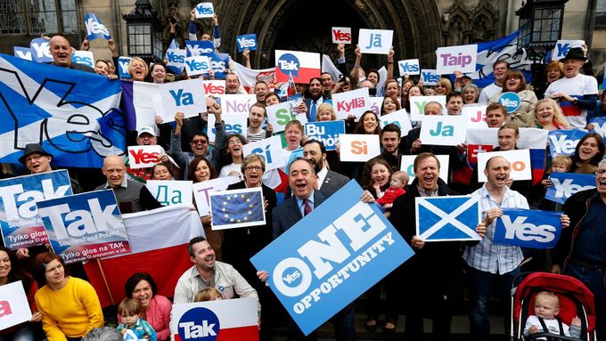 Alex Salmond s příznivci nezávislosti Skotska.