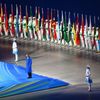 Slavnostní zahájení ZOH 2022 v Pekingu: prezident MOV Thomas Bach a vlajky všech zúčastněných zemí